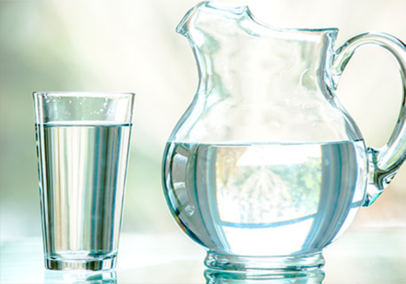 image d'un pichet et d'un verre d'eau 